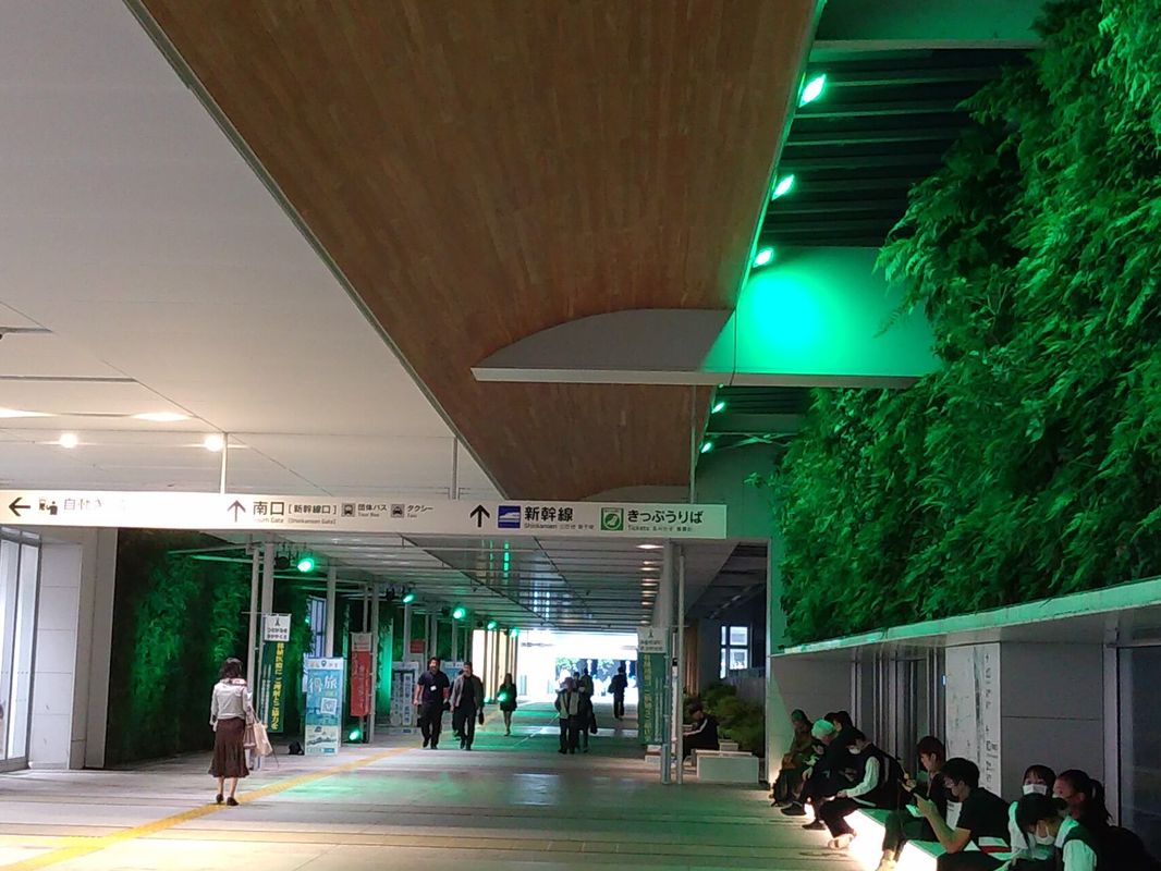 JR新山口駅「垂直の庭」